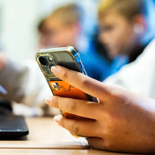 Smartphonegebruik te schadelijk voor kinderen, overheid adviseert leeftijdslimiet tot wel 15 jaar