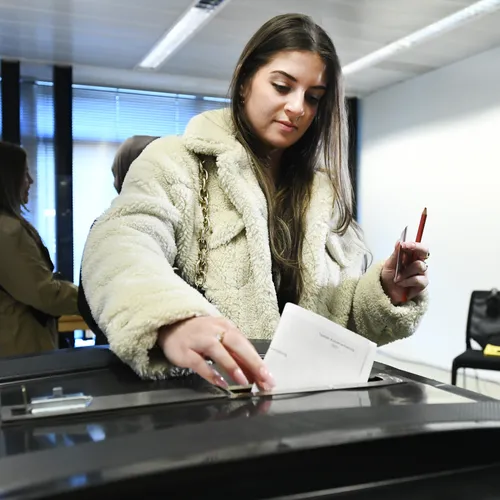 Meer vrouwen, dezelfde macht: waarom de gemeenteraadsverkiezingen van 2026 laten zien dat representatie niet genoeg is