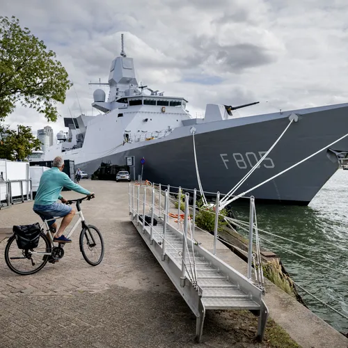 Bizar: journalist kan Zr. Ms. Evertsen volgen met gadget van 5 euro