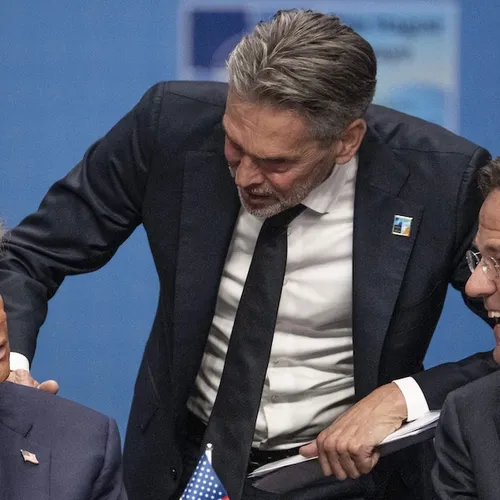 Dat overdreven slijmen bij Trump, werkt dat nou?