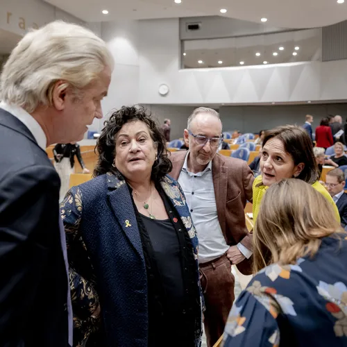 Giftige wisselwerking tussen politici, kranten en YouTube-gebruikers in aanwakkeren racisme en discriminatie