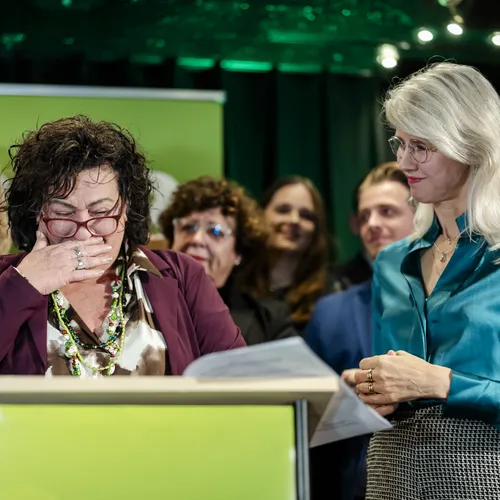 Hoe nu verder? Minnares Mona de deur wijzen?