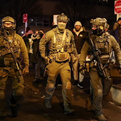 Nederlandse site sleurt Trump-gestapo uit de anonimiteit, tot woede van regime in Washington