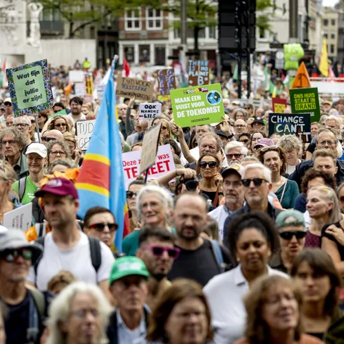 Tienduizenden deelnemers aan Klimaatmars in Amsterdam : 'Dit was de koudste zomer van de rest van je leven'