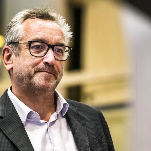 Oud-hoofdredacteur NRC geschorst vanwege tientallen verzonnen AI-citaten