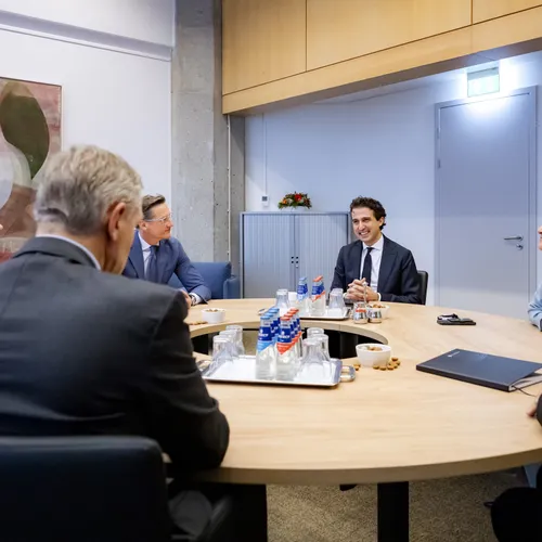 Misschien kunnen de partijleiders het eens over de inhoud hebben in plaats van over elkaar