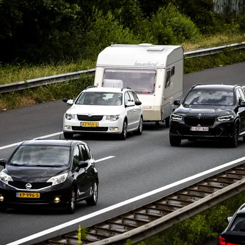 Camera's in de auto, ogen op de weg!