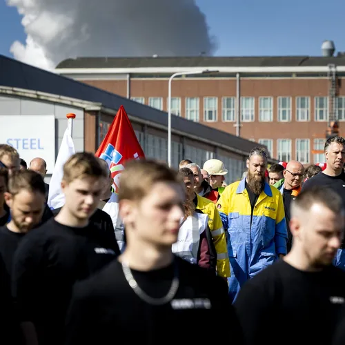 Top Tata Steel harkt miljoenensalaris binnen, medewerkers krijgen niet eens koffie meer