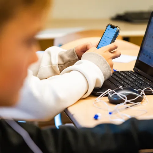 Digitale vogel in strijd tegen de giftige sociale media