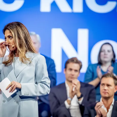 Mevrouw Yesilgöz, u beschadigt niet alleen individuen, u verschuift het politieke midden