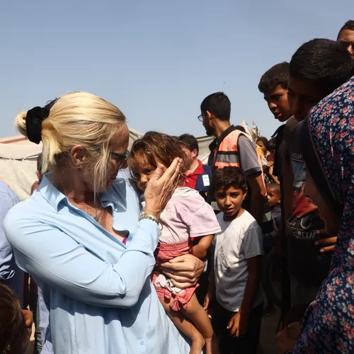 Sigrid Kaag hekelt politici die strandbedje belangrijker vinden dan debat over Gaza