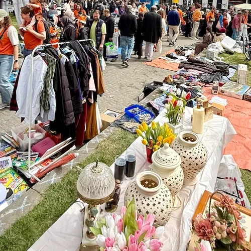 Eén Koningsdag, twee werelden