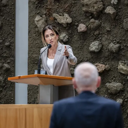Tante Theodora’s Rode Lipstick Rodeo met VVD-stieren
