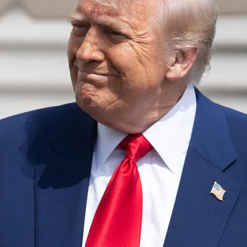 Veroordeelde fraudeur krijgt gratie nadat diens moeder miljoen dollar betaalt voor dinertje bij Trump