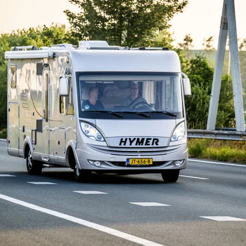 Tante Theodora rijdt met haar fantoomcamper naar de levenslust