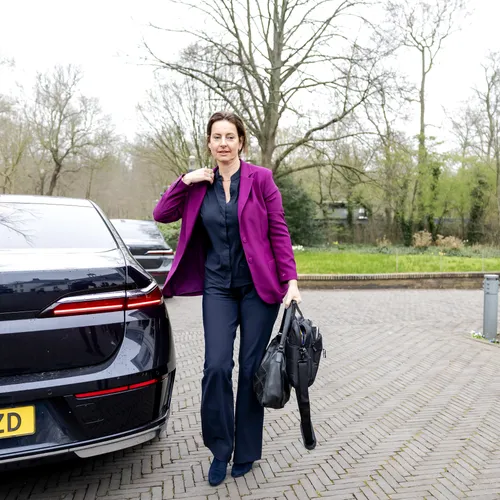 Ministers doen maar wat bij bezuinigingen op ambtenarij