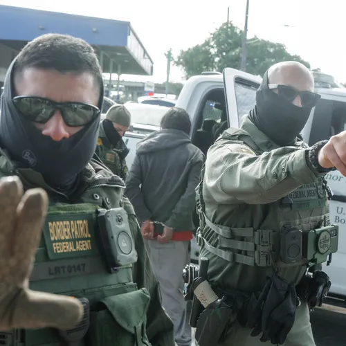 86-jarige Franse vrouw geboeid afgevoerd en opgesloten door Trump-gestapo ICE