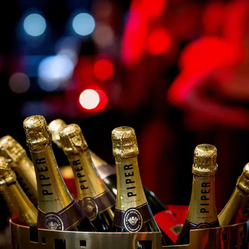 Wij betalen de gaten in de begroting en ondertussen lachen de échte rijken zich kapot