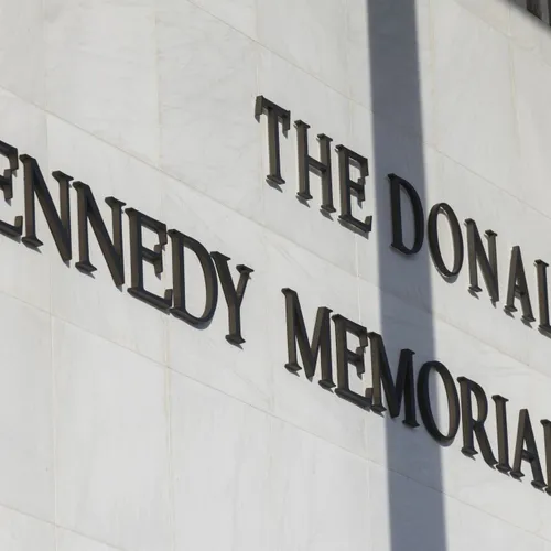 Autoritaire impulsen beginnen waar macht herinnering wil afdwingen