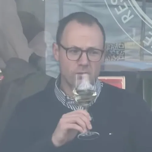 Succes volgens de VVD: in je eentje wijn drinken op een leeg terras