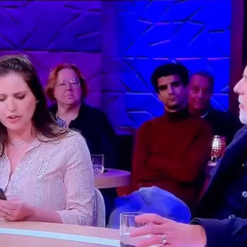 Wierd Duk loopt weg uit tv-uitzending omdat hij wordt geconfronteerd met zijn eigen uitspraken