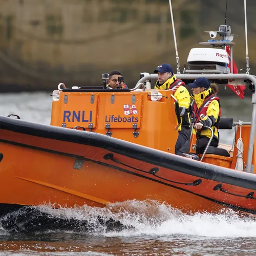 Britse reddingsmaatschappij laat zich niet intimideren door fascisten na redden van boot met asielzoekers