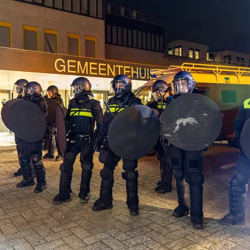 Ultrarechtse relschoppers openen in Uithoorn opnieuw aanval op politie en democratie