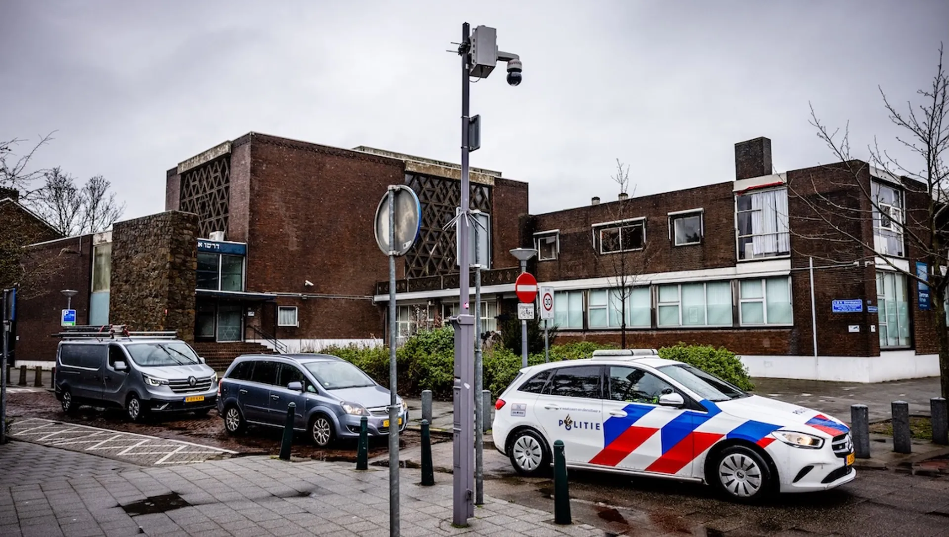 Afbeelding van Laat de koning op bezoek gaan bij de door antisemitische aanslagen getroffen joodse instellingen
