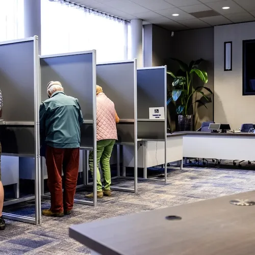 Het parlementarisme is failliet, tijd om de gekozen volksvertegenwoordiging af te schaffen