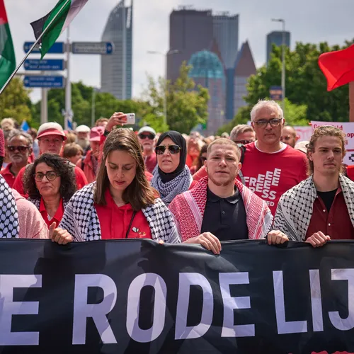 Geen rode lijn maar een bloedrode draad