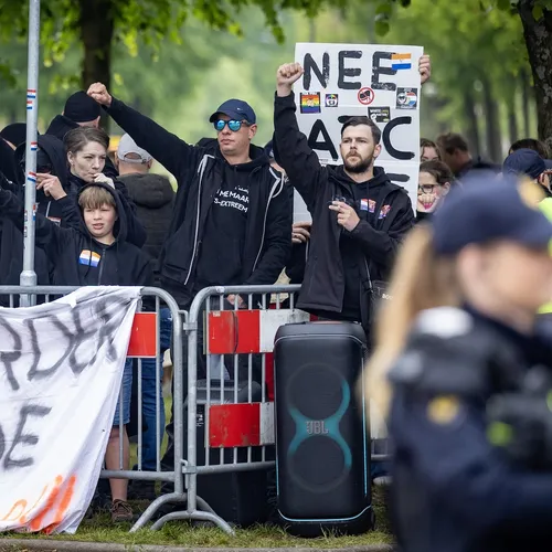 Rechtsextremisten Loosdrecht verpesten kinderfeestje