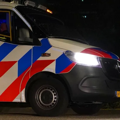 Asielzoekers in Fries dorp belaagd door opgefokte vluchtelingenhaters, ME veegt straat schoon
