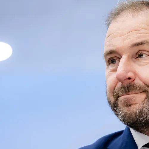 Het zwaard van Damocles dat Lodewijk Asscher bij de FNV ziet, is een mythe