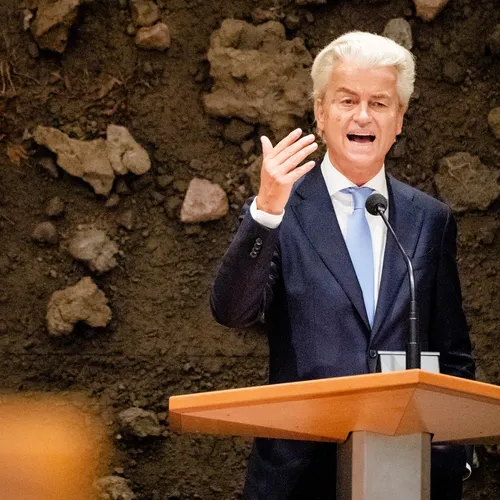 Politie moet voor de tweede keer in een maand racistische lulkoek Wilders corrigeren