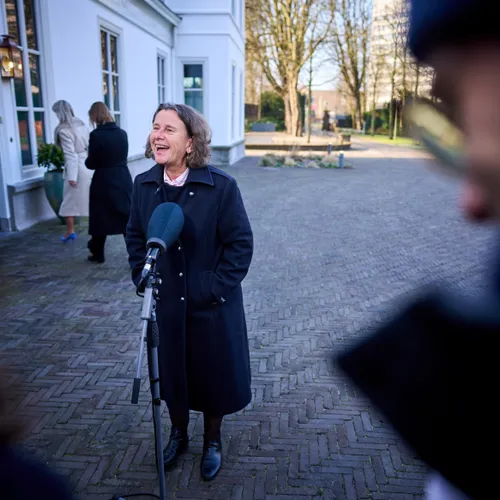 En weer faalt Faber, rechter fluit minister terug