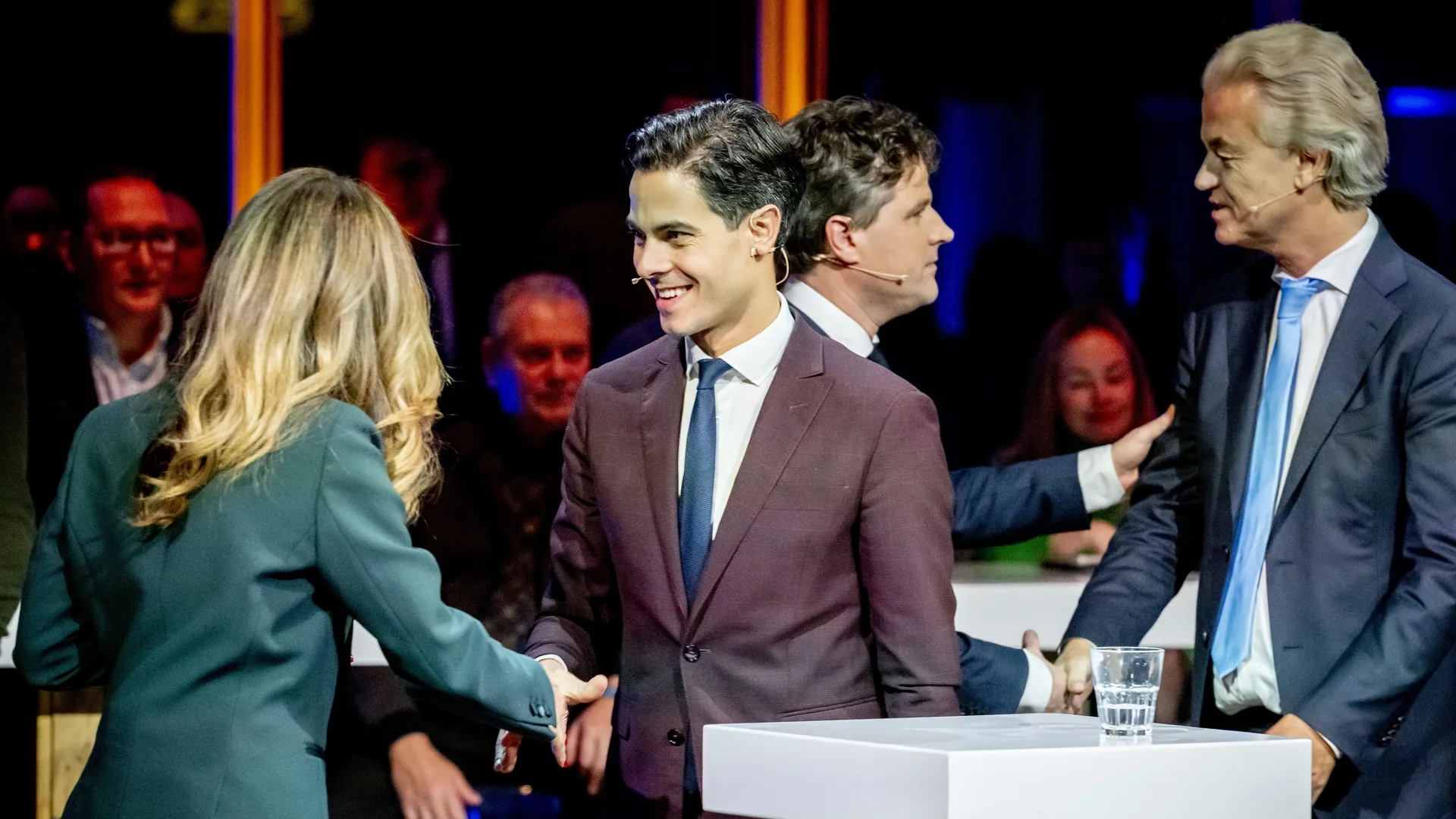 Afbeelding van Oude leiders zetten het land op slot