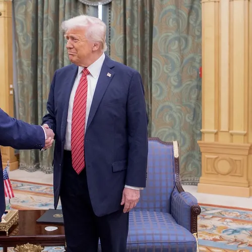 Trump heft sancties tegen Syrië op en opent nieuw hoofdstuk in het Midden-Oosten
