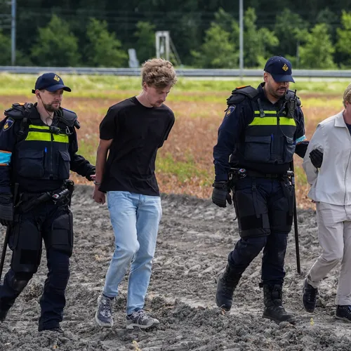 Persvrijheid in het geding bij NAVO-top: politie pakt journalisten op bij XR-demo A44