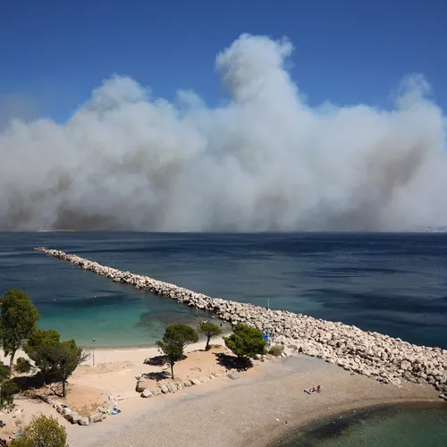 De cirkel van de klimaatcrisis is rond: bosbrand bij Marseille, vliegveld dicht