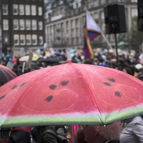 Samen in de regen de straat op, zoekend naar richting