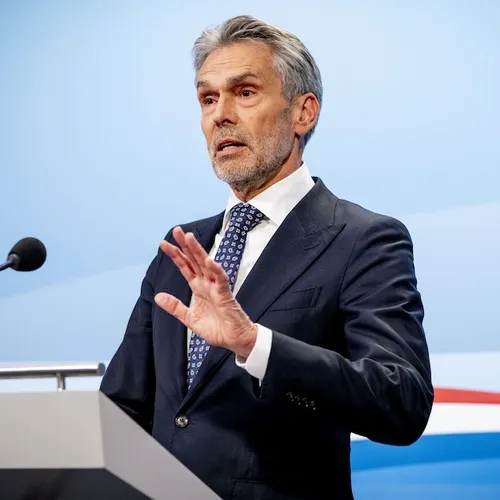 Politiek vanuit het leven, niet erboven