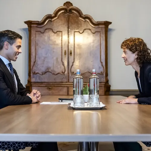Confronteren Rob Jetten en Sophie Hermans ons nu met een heuse persbreidel?