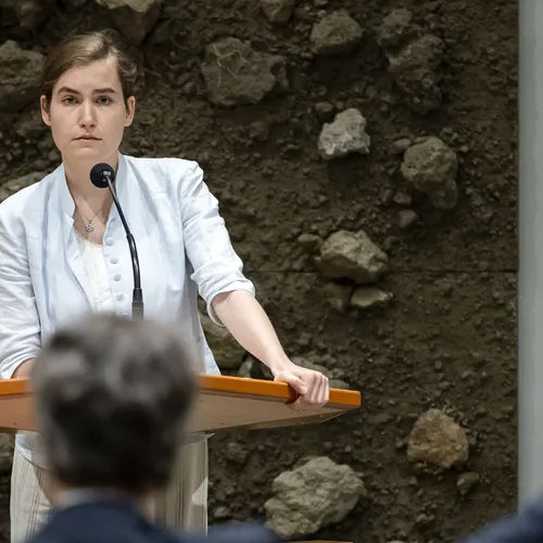 Lidewij de Vos (Forum) wil geen afstand nemen van antisemitische complottheorie, ook niet na vijf keer vragen