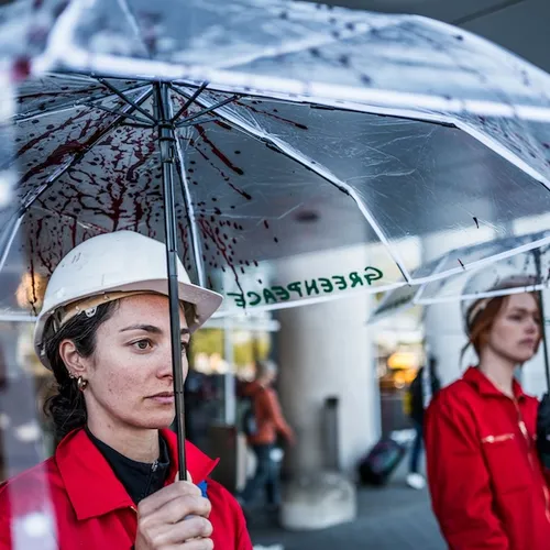 Vleesboeren bij Schiphol op de vlucht voor activisten die protestbrief willen overhandigen