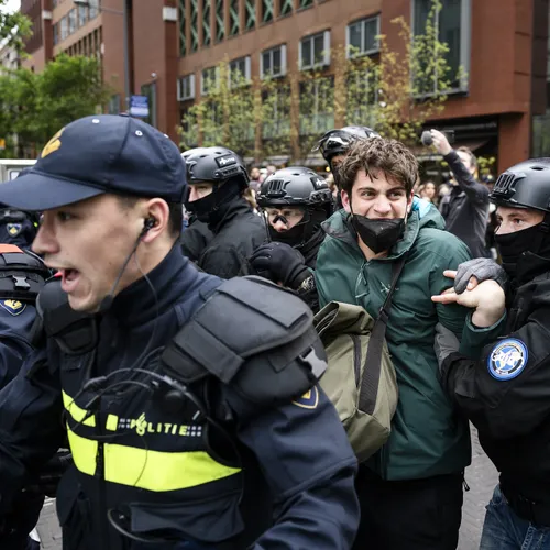 Hoogleraar hekelt politiegeweld tegen studenten en dient ontslag in