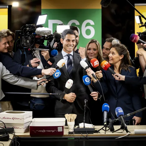 Alleen een stabiel middenkabinet kan orde scheppen in de chaos, maar rechts loert