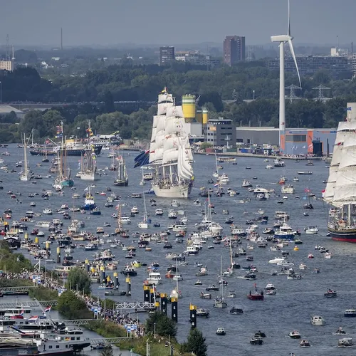 Achter dat schitterende Sail gaan donkere verhalen schuil