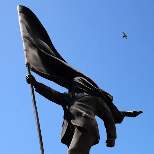 Nieuw Banksy-beeld in Londen klaagt blind nationalisme aan