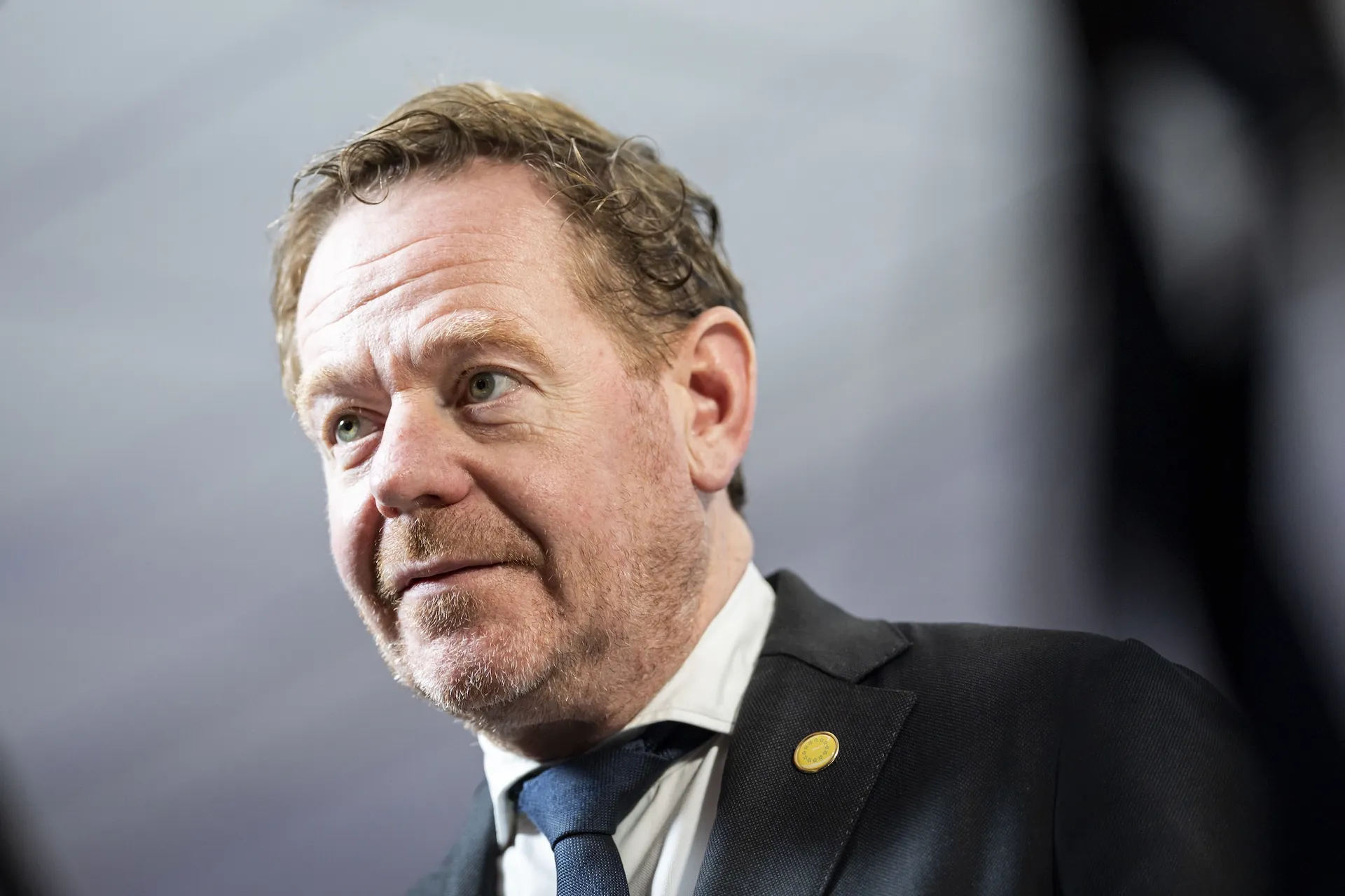 Afbeelding van Van Weel (VVD) leest in Fabeltjeskrant dat alles nog prima okidoki functioneert in de VS