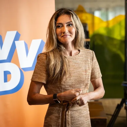 Douwe Bob start kort geding tegen VVD-leider Yesilgöz vanwege haat-tweet